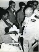 Fotografia de Américo Tomás numa maternidade em Xai-Xai, por ocasião da visita de estado efetuada a Moçambique