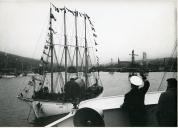Fotografia da chegada do navio-hospital “Gil Eannes” ao porto de São João da Terra Nova, no Canadá