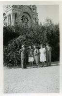 Fotografia de Gertrudes Tomás, mulher de Américo Tomás, com as filhas Maria Natália e Maria Madalena, familiares e amigos no Santuário do Sagrado Coração de Jesus, no Monte de Santa Luzia, em Viana do Castelo, por ocasião da sua visita ao norte de Portugal