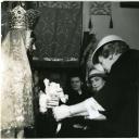 Fotografia de Gertrudes Rodrigues Tomás, esposa de Américo Tomás, no Martim Moniz, visitando a capela de Nossa Senhora da Saúde