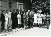 Fotografia de Américo Tomás, acompanhado por Gertrudes Rodrigues Tomás, na residência do Palácio Nacional de Belém durante um almoço oferecido à tripulação do paquete Príncipe Perfeito por ocasião da visita de estado efetuada a Moçambique