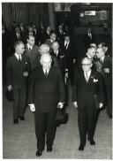 Fotografia de Américo Tomás, acompanhado por Augusto Costa, Eduardo de Arantes e Oliveira e por Alfredo Rodrigues dos Santos Júnior, presidindo à inauguração do Congresso Nacional de Turismo