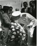 Fotografia de Américo Tomás em Santarém, presidindo à inauguração da Feira do Ribatejo