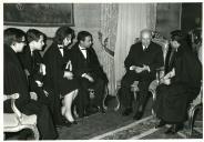 Fotografia de Américo Tomás no Palácio de Belém, recebendo em audiência uma comissão da Universidade do Porto