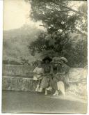 Fotografia de Gertrudes Ribeiro da Costa junto da sua irmã, no Miradouro da Cruz durante uma visita à Quinta da Penha Verde, em Sintra.