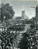 Fotografia do desfile militar em Lourenço Marques, por ocasião da visita de estado efetuada por Américo Tomás a Moçambique