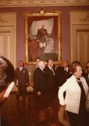 Fotografia de Américo Tomás, Gertrudes da Costa Ribeiro Tomás e Emílio Garrastazu Médici, por ocasião da sua visita de Estado a Portugal, no Palácio da Bolsa, no Porto.