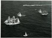 Fotografia da Regata Internacional Lisboa-Bermudas, que contou com a participação de doze países e os seus respetivos veleiros, tendo Portugal também participado com o navio-escola Sagres