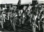 Fotografia de Américo Tomás prestando continência durante um desfile militar em Lisboa