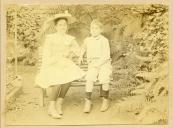 Fotografia de Américo Tomás, com 11 anos de idade, ao lado da sua irmã Adelina
