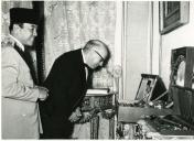 Fotografia de Américo Tomás com Sukarno, após o banquete no Palácio da Ajuda