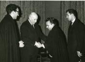 Fotografia de Américo Tomás no Palácio de Belém, recebendo em audiência o Orfeão Académico do Porto