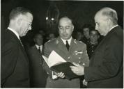 Fotografia de Américo Tomás e Raúl Cordeiro Pereira de Castro, por ocasião da sua visita ao Palácio de Belém, em Lisboa.