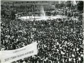 Fotografia da população da cidade da Beira saudando Américo Tomás durante a visita de estado a Moçambique