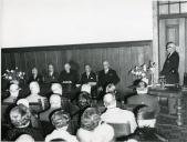 Fotografia de Américo Tomás, acompanhado por António Augusto Peixoto Correia, presidindo à inauguração da Semana de Portugal na Sociedade Histórica da Independência