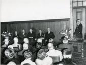 Fotografia de Américo Tomás, acompanhado por António Augusto Peixoto Correia, presidindo à inauguração da Semana de Portugal na Sociedade Histórica da Independência