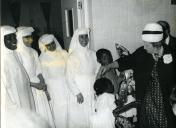Fotografia de Gertrudes Rodrigues Tomás, esposa de Américo Tomás, numa instituição religiosa em Lourenço Marques, por ocasião da visita de estado efetuada a Moçambique