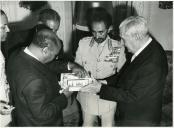 Fotografia de Oliveira Salazar e Hailé Salassié I, por ocasião da sua visita de Estado a Portugal, no Palácio Nacional de Queluz, em Queluz.