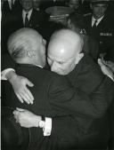 Fotografia de Américo Tomás, abraçando Francisco Franco, por ocasião da inauguração da barragem de Aldeadávila