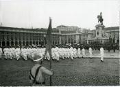 Fotografia dos alunos da Escola Naval, por ocasião da sua visita de Estado a Portugal de Hailé Salassié I, no Terreiro do Paço, em Lisboa.