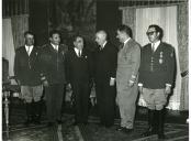 Fotografia de Américo Tomás no Palácio de Belém, recebendo em audiência um grupo de agentes da Polícia de Viação e Trânsito 
