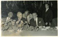 Fotografia de Américo Tomás acompanhado por António Augusto Peixoto Correia e por César Moreira Batista no restaurante Folclore, por ocasião de um almoço oferecido por José Manuel Martins