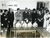 Fotografia de Américo Tomás, acompanhado por Gertrudes Rodrigues Tomás e por Maria Natália Rodrigues Tomás, na inauguração da Academia de Música Santa Cecília, em Lisboa