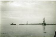 Fotografia de vários navios de guerra da Marinha Portuguesa, durante uns exercícios militares