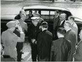 Fotografia de Américo Tomás, acompanhado por Alfredo Rodrigues dos Santos Júnior na estação ferroviária de Santa Apolónia, antes da viagem para assistir à abertura do ano letivo na Universidade do Porto