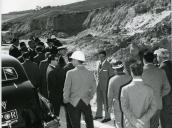 Fotografia de Américo Tomás, acompanhado por Eduardo de Arantes e Oliveira, em Almada, visitando as obras da ponte sobre o rio Tejo