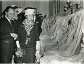 Fotografia de António Augusto Peixoto, acompanhado por Gertrudes Rodrigues Tomás, em Inhambane, por ocasião da visita de estado de Américo Tomás efetuada a Moçambique