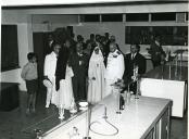 Fotografia de Américo Tomás, acompanhado por Gertrudes Rodrigues Tomás e por António Augusto Peixoto no Colégio-Liceu de Nossa Senhora do Rosário em Xai-Xai, por ocasião da visita de estado efetuada a Moçambique