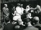 Fotografia de Américo Tomás acompanhado por Gertrudes Rodrigues Tomás e por António Augusto Peixoto Correia no Instituto João de Deus na vila de Namaacha, por ocasião da visita de estado efetuada a Moçambique
