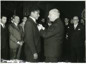 Fotografia de Américo Tomás, no Palácio de Belém, condecorando o futebolista Eusébio