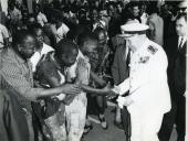 Fotografia de Américo Tomás acompanhado por António Augusto Peixoto Correia nas oficinas dos caminhos de ferro da cidade de Maputo, por ocasião da visita de estado efetuada a Moçambique