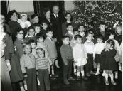 Fotografia de Américo Tomás e , por ocasião da festa de Natal, no Palácio Nacional de Belém, em Lisboa.