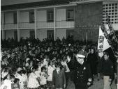 Fotografia de Américo Tomás, acompanhado por Gertrudes Rodrigues Tomás, em São Brás de Alportel, saudando a população por ocasião da inauguração do Hospital José Lourenço Viegas