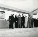 Fotografia de Américo Tomás, acompanhado por José João Gonçalves de Proença, por ocasião de uma visita oficial