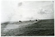 Fotografia dum conjunto de navios de guerra da Marinha Portuguesa, durante um exercício militar