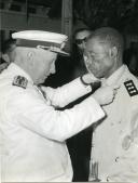 Fotografia de Américo Tomás atribuindo uma condecoração a um militar, por ocasião da visita de estado efetuada a Moçambique