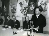 Fotografia de Américo Tomás, acompanhado por Eduardo de Arantes e Oliveira e por José João Gonçalves de Proença, em Xabregas, por ocasião da cerimónia de inauguração das novas instalações do Centro n.º 1 do Instituto de Formação Profissional Acelerada