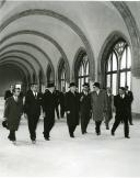 Fotografia de Américo Tomás, acompanhado por Eduardo de Arantes e Oliveira, no Mosteiro dos Jerónimos, inaugurando as novas instalações do Museu de Marinha