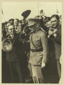 Fotografia de Óscar Carmona ao lado de Francisco José Vieira Machado e outras individualidades