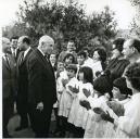 Fotografia de Américo Tomás em Matosinhos, durante a inauguração do Bairro da Sociedade Anónima de Combustíveis e Óleos Refinados