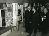 Fotografia de Américo Tomás nas instalações do Secretariado Nacional de Informação, indo à inauguração de uma exposição coordenada pela editora Editorial Verbo