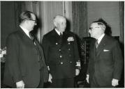 Fotografia de Américo Tomás no Palácio de Belém, recebendo em audiência Macieira Reis e Augusto Castro, diretor do jornal Diário de Notícias