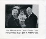 Fotografia de Maria Adelaide da Cunha Correia e Maximino Correia, acompanhados por Luís Manuel, desejando Boas Festas a Américo Tomás, por ocasião das suas bodas de ouro