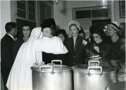 Fotografia de Gertrudes Rodrigues Tomás, inaugurando o Bairro da Fonte da Moura, por ocasião da visita efetuada à cidade do Porto