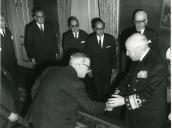Fotografia de Américo Tomás no Palácio Nacional de Belém, recebendo em audiência a novos dirigentes de corporações