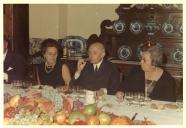 Fotografia de Américo Tomás durante um almoço entre amigos